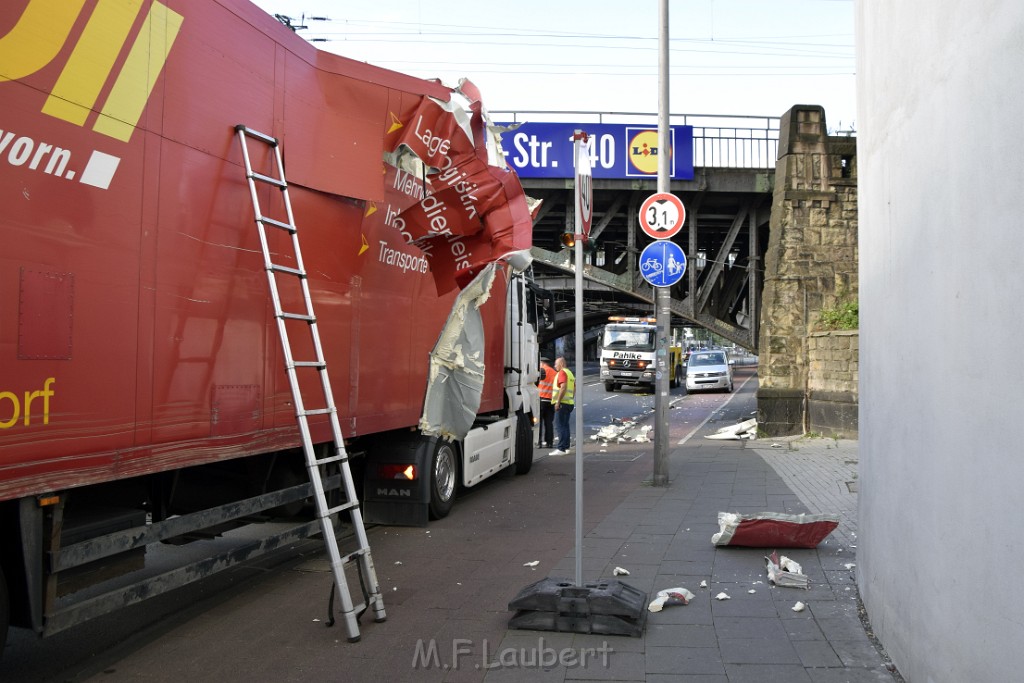 LKW blieb unter Bruecke haengen Koeln Deutz Opladenerstr Deutz Muelheimerstr P114.JPG - Miklos Laubert